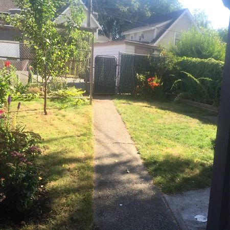 Quiet-Comfy 3 Bedroom Home On A Tree Lined Street In Kits 밴쿠버 외부 사진